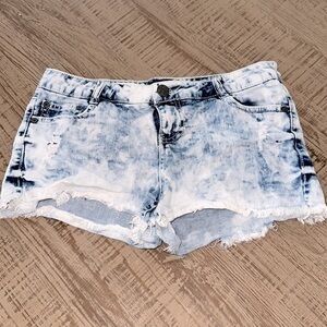 Women’s rue21 distressed blue denim jean shorts, size 7/8